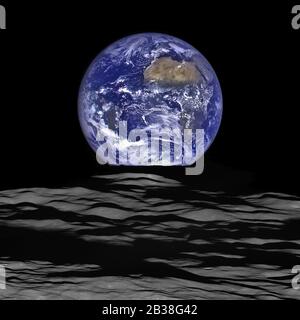 Ein Blick von der Mondoberfläche auf die Erde Stockfoto