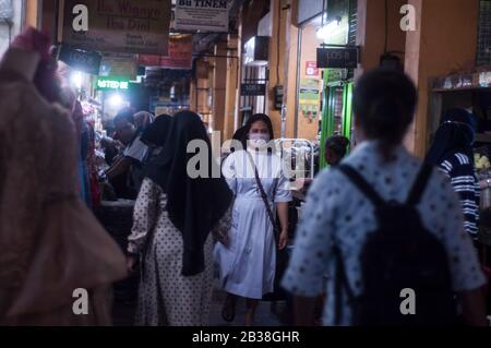 YOGYAKARTA, YOGYAKARTA SONDERREGION, INDONESIEN. März 2020. Eine Nonne trägt eine Maske, um sich vor der drohenden Krankheit auf Dem Beringharjo-Markt, Yogyakarta, Mittwoch, 4. März 2020 zu schützen. In Indonesien wurden zwei Personen, die positiv auf das COVID-19-Corona-Virus getestet wurden, vom Präsidenten Indonesiens, Joko Widodo, am Montag, den 2. März 2020 im Präsidentenpalast in Jakarta bekannt gegeben. Laut Joko Widodo haben zwei indonesische Bürger Kontakt zu japanischen Bürgern aufgenommen, die nach Indonesien kamen. Credit: Slamet Riyadi/ZUMA Wire/Alamy Live News Stockfoto