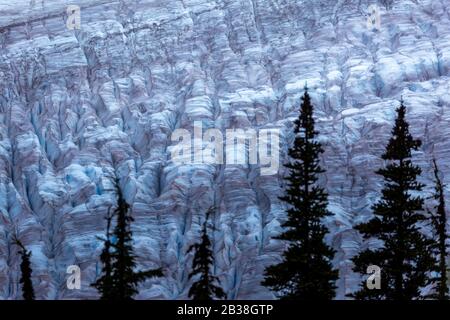 Lachsgletscher, Stewart, British Columbia, Kanada. Moody Scene Nahaufnahme von Details, Hintergrundtexturen Stockfoto