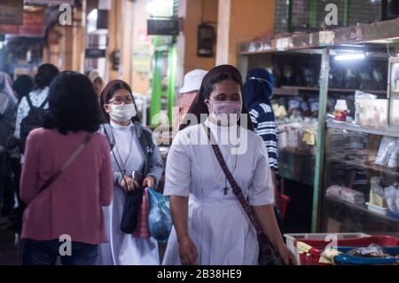 YOGYAKARTA, YOGYAKARTA SONDERREGION, INDONESIEN. März 2020. Eine Nonne trägt eine Maske, um sich vor der drohenden Krankheit auf Dem Beringharjo-Markt, Yogyakarta, Mittwoch, 4. März 2020 zu schützen. In Indonesien wurden zwei Personen, die positiv auf das COVID-19-Corona-Virus getestet wurden, vom Präsidenten Indonesiens, Joko Widodo, am Montag, den 2. März 2020 im Präsidentenpalast in Jakarta bekannt gegeben. Laut Joko Widodo haben zwei indonesische Bürger Kontakt zu japanischen Bürgern aufgenommen, die nach Indonesien kamen. Credit: Slamet Riyadi/ZUMA Wire/Alamy Live News Stockfoto