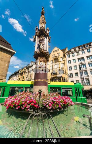 Basler fischmarkt brunnen mit Straßenbahn im Hintergrund Stockfoto