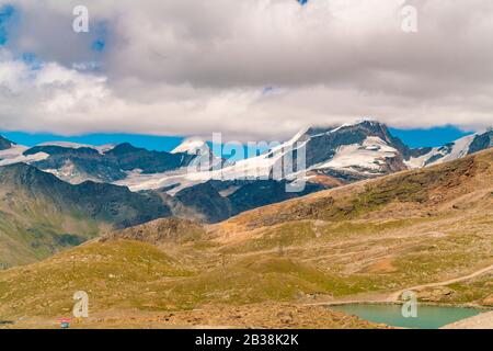 Blick vom Gornergrat mit See und Bergalpen Stockfoto