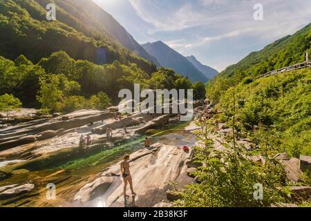 Im Sommer schwimmen und sonnen sich die Menschen am Verzasca Fluss Stockfoto