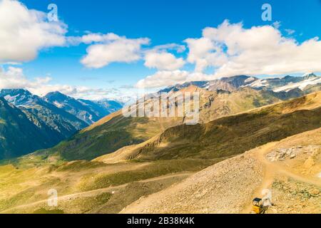 Blick auf die alpen in Zermatt im sonnigen Sommertag mit Gras Stockfoto