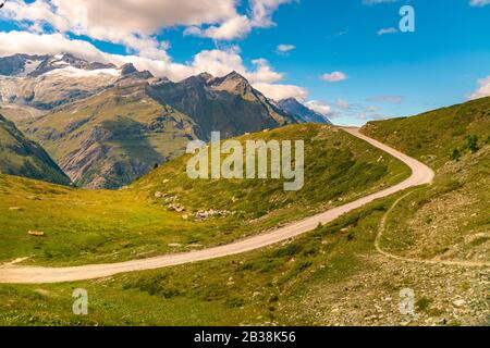 Blick auf die Alpen über Zermatt bei Gornergrat mit Wanderwegen Stockfoto