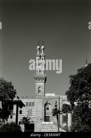 Reisefotografie - Moschee und Grabanlage der Qani Bay im islamischen Kairo in der Stadt Kairo in Ägypten in Nordafrika Mittlerer Osten - Schwarz und Weiß Stockfoto