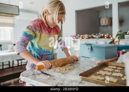 Mädchen Ausrollen Cookie Teig Seitenansicht Stockfoto