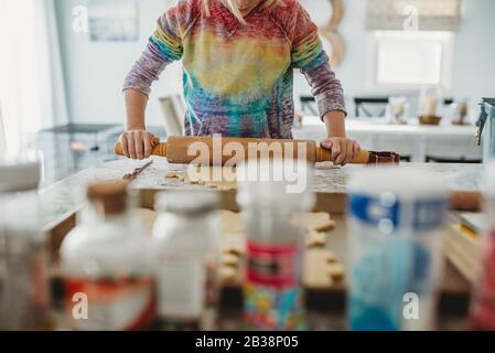 Junges Mädchen Ausrollen Cookie Teig mit Streuseln Stockfoto