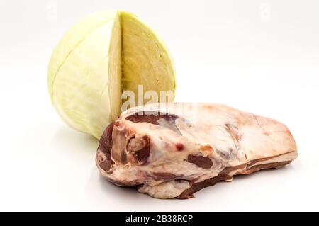 Lammschulter und Weißkohl auf weißem Grund Stockfoto