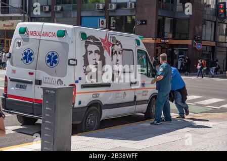 Buenos Aires, Argentinien; 24. März 2019: Krankenwagen mit dem gezeichneten Gesicht von Ernesto 'Che' Guevara und Padre Mujica stürzten auf die Straße Stockfoto