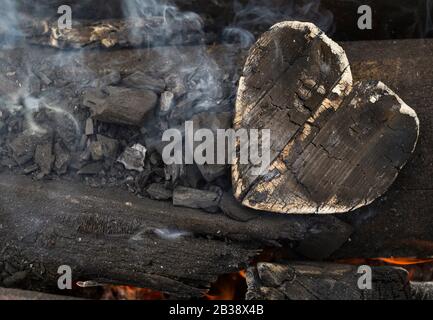 Kohlen im Feuer, Kohle in Form von Herzen Stockfoto