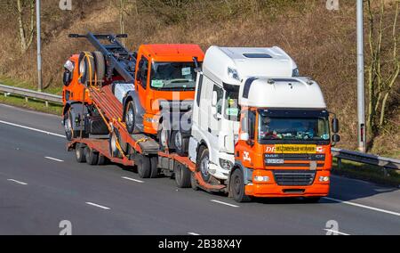 Convoi Exceptional Volvo Truck; Motorway Heavy Loads, Bulk Transport New DAF Delivery Trucks, LKWs, Transport, Wide Load Delivery, Transport, Industrie, Überdimensionierung von Fracht auf der M6 in Lancaster, Großbritannien Stockfoto