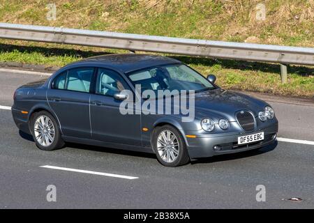 2005 silbergrauer Jaguar S-Type Sport Diesel; Fahrzeugverkehr in Großbritannien, Straßenverkehr, moderne Fahrzeuge, Salonwagen, Fahrzeugfahren, Straßen und Motoren, Fahren auf der Autobahn M61 in südlicher Richtung Stockfoto