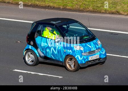 2003 blau schwarz Smart City Passion 61 Auto; UK Fahrzeugverkehr, Straßentransport, moderne Fahrzeuge, Limousinen, Fahrzeugfahren, Straßen & Motoren, Autofahren in südlicher Richtung auf der Autobahn M61 Stockfoto