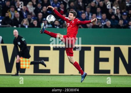 Gelsenkirchen, Veltins-Arena, 3.03.2020: Thomas Mueller von München springt beim Pokalspiel DFB-Pokal FC Schalke 04 gegen den FC Ba für den Ball Stockfoto