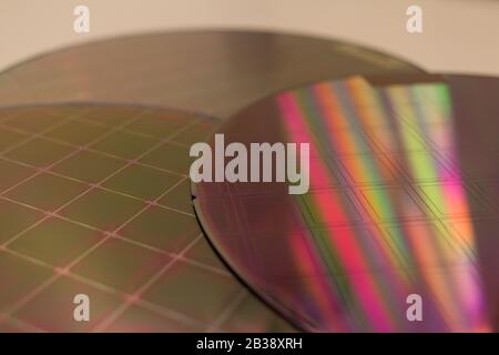 Silizium-Wafer und Mikroschaltungen - EIN Wafer ist eine dünne Schicht von Halbleitermaterial, wie ein kristallines Silizium, in der Elektronik für die verwendet Stockfoto