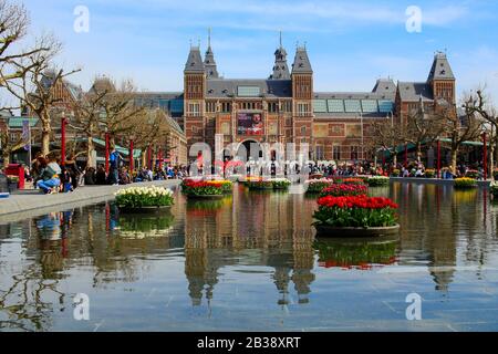 AMSTERDAM, Niederlande - 22 April 2017: Rijksmuseum National Museum mit I Amsterdam unterzeichnen und Tulpen in der reflektierenden Pool. Amsterdam, Niederlande Stockfoto