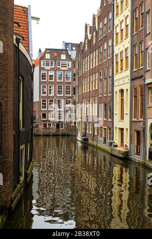 AMSTERDAM, NIEDERLANDE - APRIL 22 2018: Rijksmuseum Nationalmuseum mit I Amsterdam Zeichen und Tulpen im reflektierenden Pool. Amsterdam, Niederlande Stockfoto