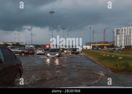 Sankt Petersburg, Russland - Juni 2019: Bei starkem Regen auf einer überfluteten Straße. Stockfoto