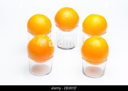 Orange ist ein süß schmeckendes Zitrusfrucht mit saurem Touch, oranger Haut und reich an Vitamin C; erfrischende Säfte werden aus dem Orangensaft hergestellt. Stockfoto