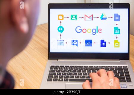 Google-Dienste werden von einem Mann auf dem Laptop verwendet. Microsoft-Kunde verwendete Computersoftware. Neues Produkt wird von IT-Spezialisten getestet. San Francisco Stockfoto
