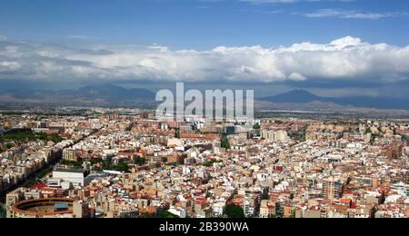 Luftaufnahme des nördlichen Teils der Stadt Alicante, in Spanien. Stockfoto