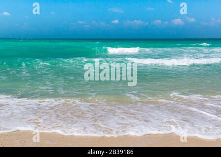 Soft Blue Ocean Wave am Sandstrand. Hintergrund. Stockfoto