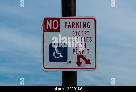 Ein Schild, das vorgibt, dass es keine Parkplätze gibt, außer für Fahrzeuge mit einer hanicapped-Genehmigung. Stockfoto