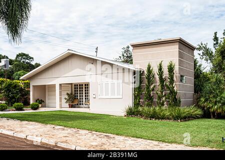 Mittelklasse-Haus in einer kleinen Stadt. Aguas Frias, Santa Catarina, Brasilien. Stockfoto