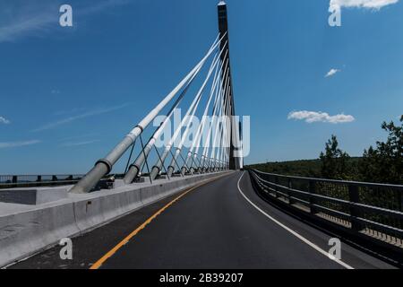 Blick auf die Straße über die Penobscot Narrows Bridge und das Observatorium in Maine. Stockfoto
