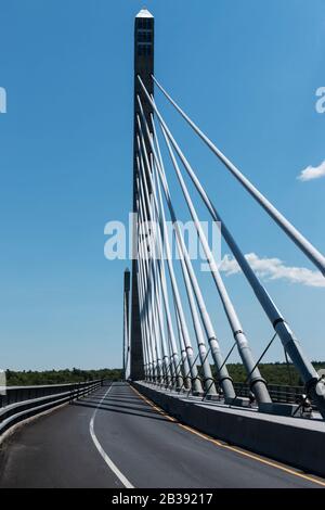 Blick auf eine Seite der Straße der Brücke Penobscot Narrows in Maine. Stockfoto