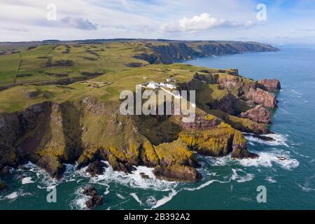 Luftaufnahme von St Abbs Head mit Leuchtturm in Scottish Borders, Schottland, Großbritannien Stockfoto