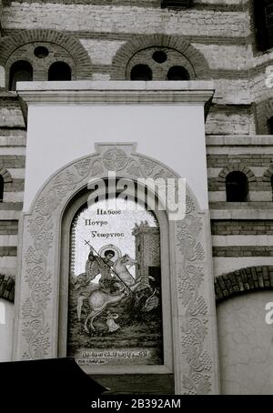 Reisefotografie - Saint George and the Dragon in koptischem Kairo in der Stadt Kairo in Ägypten in Nordafrika Mittlerer Osten - Schwarz und Weiß Stockfoto