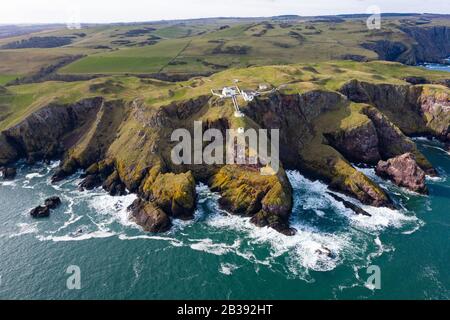 Luftaufnahme von St Abbs Head mit Leuchtturm in Scottish Borders, Schottland, Großbritannien Stockfoto