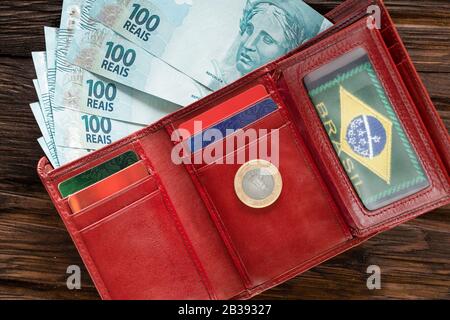Brasilianisches Geld in der Brieftasche auf der Holztischplatte Stockfoto