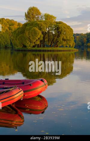 Aufblasbare rote Boote auf dem Wasser auf dem Fluss oder See In der Nähe der Küste in einem klaren Sommertag Stockfoto