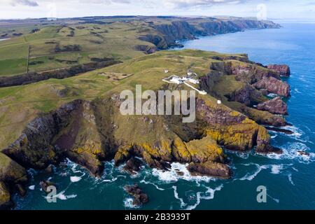 Luftaufnahme von St Abbs Head mit Leuchtturm in Scottish Borders, Schottland, Großbritannien Stockfoto