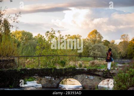 Eine Brücke aus Stein und Eisen über den Fluss Coln in Bibury, England. Stockfoto