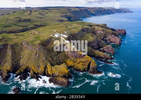 Luftaufnahme von St Abbs Head mit Leuchtturm in Scottish Borders, Schottland, Großbritannien Stockfoto