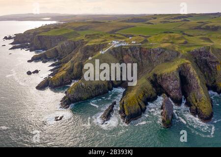 Luftaufnahme von St Abbs Head mit Leuchtturm in Scottish Borders, Schottland, Großbritannien Stockfoto