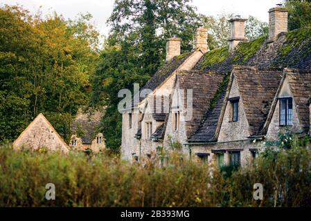 Arlington Row, Steinhäuser aus dem 17. Jahrhundert in Bibury, England, heute ein architektonisches Naturschutzgebiet. Stockfoto