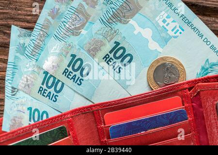 Brasilianisches Geld in der Brieftasche auf der Holztischplatte Stockfoto