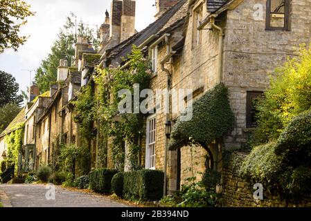 High Street in der Marktstadt Burford im Distrikt Oxfordshire, England in den Cotswolds. Stockfoto