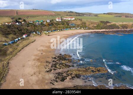 Luftaufnahme des Strandes an der Coldingham Bay in Scottish Borders, Schottland, Großbritannien Stockfoto
