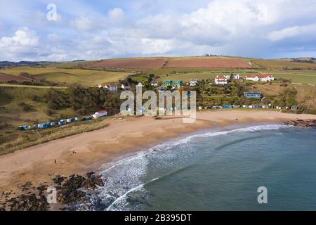 Luftaufnahme des Strandes an der Coldingham Bay in Scottish Borders, Schottland, Großbritannien Stockfoto