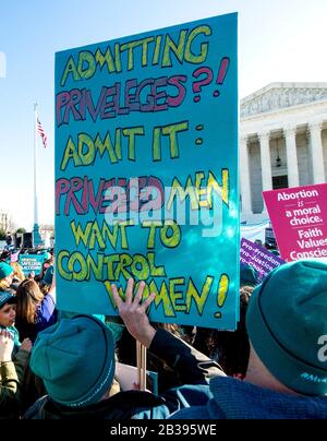 Washington, District of Columbia, USA. März 2020. Die Menschen versammeln sich vor dem Obersten Gerichtshof der Vereinigten Staaten, da in Russo v. June Medical Services LLC Argumente vorgebracht werden. Der Fall wurde vom Zentrum für Reproduktionsrechte eingereicht, das ein Gesetz aus Louisiana herausfordert, das darauf abzielt, Kliniken im Gesundheitswesen von Frauen zu schließen und den Zugang zu Abtreibungsdiensten einzuschränken. Credit: Brian Cahn/ZUMA Wire/Alamy Live News Stockfoto