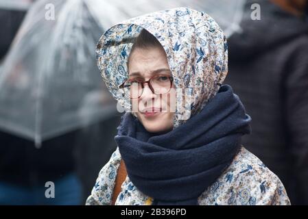 Istanbul: Ein muslimisches Mädchen, das in der Istiklal-Allee eine Paschina trägt. Türkei Stockfoto