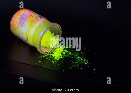 Leuchtende organische Materialien in Form eines Pulvers in einer Glasflasche. Stockfoto