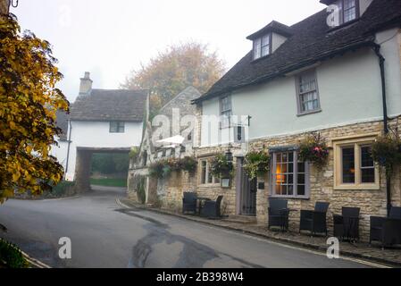 inn aus dem 12. Jahrhundert von Castle Combe, England, The Cotswolds. Stockfoto