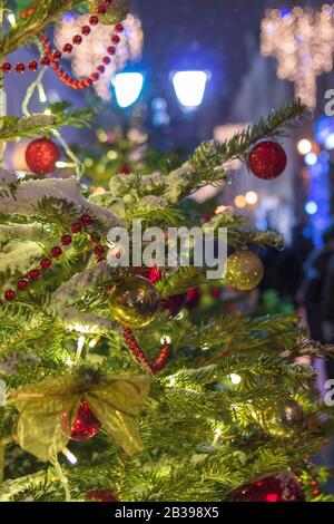 Der Weihnachtsbaum auf einer der zentralen Straßen von Moskau, geschmückt für Weihnachten.Festliche Beleuchtung für Neujahr und Weihnachtsferien Stockfoto